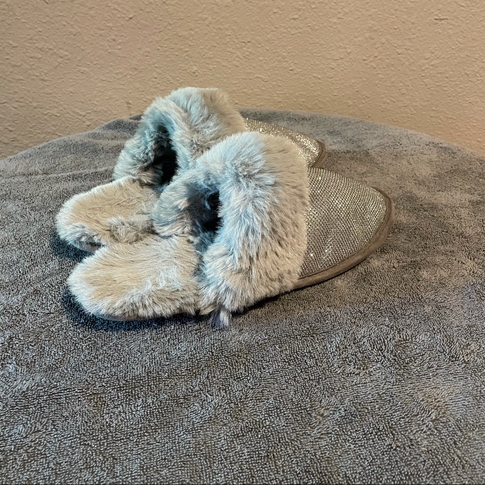 Express Slippers - Picture 2 of 3